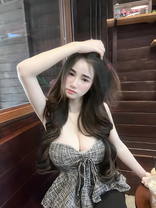 Gái xinh vú bự mặc đầm trễ vai gợi cảm